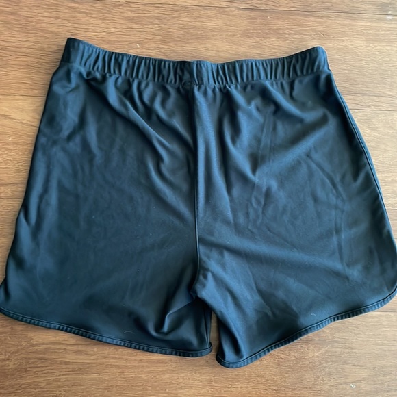 Under Armour Women’s Athletic Shorts - size Large - Picture 5 of 5